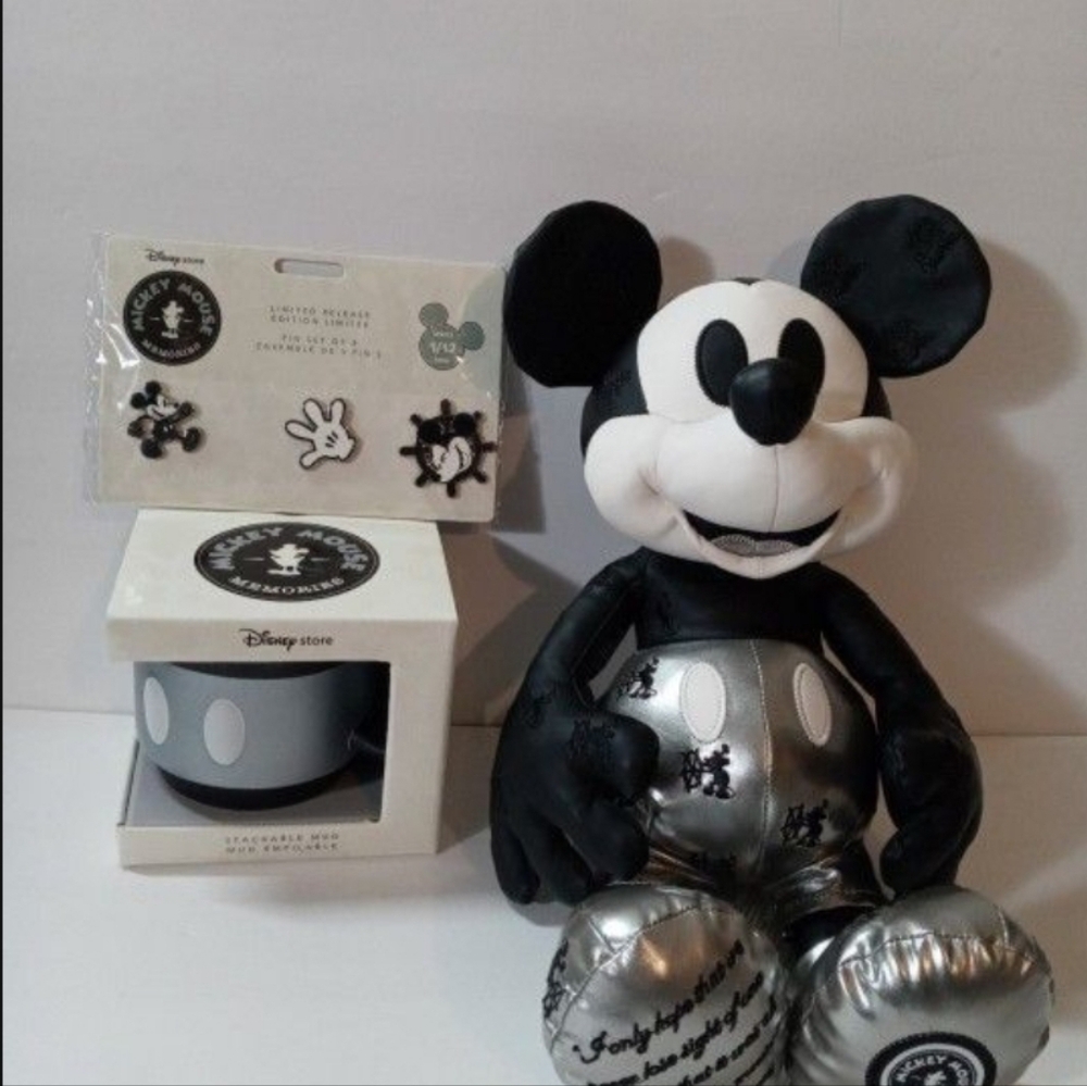 LIMITED EDITION Mickey Mouse Memories Plush  Mug and Pin Set January 1 of 12 NWT